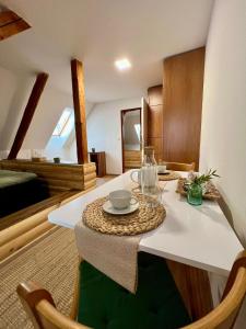 una habitación con mesa y sillas y un dormitorio en U Lupka - Ostrava en Ostrava