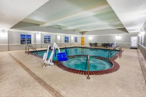 une grande piscine intérieure dans un bâtiment dans l'établissement La Quinta by Wyndham Mt. Pleasant, à Mount Pleasant