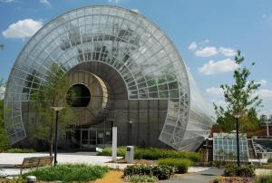 um grande edifício com uma cúpula de vidro em Summer Refresh-modern Comfort Near Downtown 40-4 em Oklahoma City