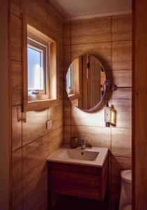 a bathroom with a sink and a mirror at Tiny House con opción de tina temperada in Puerto Varas