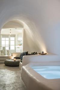 een woonkamer met een hot tub in het midden bij Yposkafon Concept Villa in Megalokhori