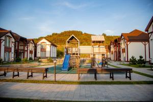 een park met banken en een speeltuin met een glijbaan bij My Home Apart in Berehove