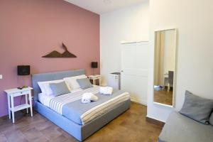 una camera da letto con un letto e due asciugamani di Boutique Toledo a Napoli