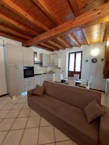 a living room with a couch and a kitchen at Bed & Breakfast Monti 85 in San Colombano al Lambro