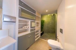 y baño con aseo y ducha. en Maison Détroit : Iconic 3Br Triplex w/ GREAT Views en Estambul