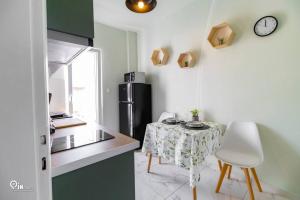 eine kleine Küche mit einem Tisch und einem Kühlschrank in der Unterkunft 'Ariadni' Elegant Residence in Athen