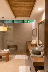 uma casa de banho com um grande lavatório e um chuveiro em Las Flores Resort em Chirilagua