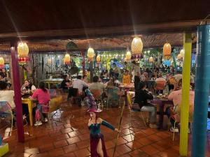 un groupe de personnes assises dans un restaurant dans l'établissement Cabaña Familiar/La jagua Huila/Piscina y BBQ, à Garzón
