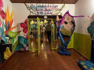 un couloir avec un portail en or dans un magasin dans l'établissement Cabaña Familiar/La jagua Huila/Piscina y BBQ, à Garzón