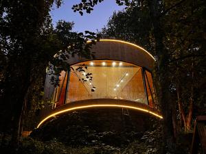 ein Baumhaus mit Lichtern in der Nacht in der Unterkunft Glamping Martini Kvariati in Batumi