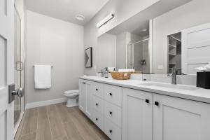 Koupelna v ubytování New East Dear Valley, 1 min, 1028 Luxury 4BR Twin House BSC,Hot Tub + 27 fotografií