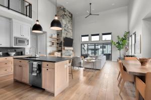 Kuchyň nebo kuchyňský kout v ubytování New East Dear Valley, 1 min, 1028 Luxury 4BR Twin House BSC,Hot Tub