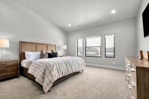 Postel nebo postele na pokoji v ubytování New East Dear Valley, 1 min, 1028 Luxury 4BR Twin House BSC,Hot Tub