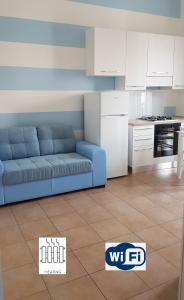 een woonkamer met een blauwe bank in een keuken bij JustBlue - Città Studi/Piola/Lambrate in Milaan