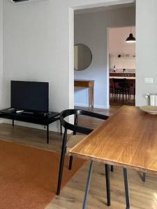 TV i/ili multimedijalni sistem u objektu Appartamento con terrazza e parcheggio privato