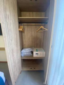 einen kleinen Schrank mit einem Bett und einer Schachtel darin in der Unterkunft Eco Resort Quinta Santa Bárbara Ap 101/11 bloco E in Pirenópolis