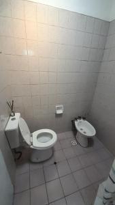 ein Bad mit einem WC und einem Bidet in der Unterkunft Casa Azul a 5 cuadras del centro y a 8 del mar in Villa Gesell + 6 Fotos