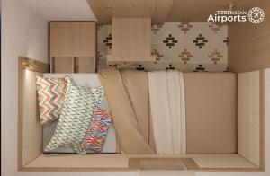 Cette chambre comprend un placard avec des oreillers et des rideaux. dans l'établissement KHAMSA Tashkent Airport Hotel Sleep Lounge & Showers, Terminal 2 - TRANSIT ONLY, à Tachkent