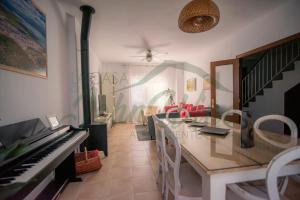 uma sala de estar com um piano e uma sala de jantar em La casa de John Wine , Bornos (Spain) em Bornos