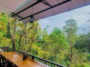 einen Tisch auf einem Balkon mit Waldblick in der Unterkunft Ella South Star in Ella