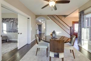 Posezení v ubytování Charming Cincinnati Home with Spacious Deck!
