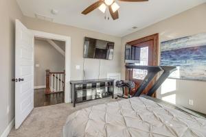 een slaapkamer met een bed en een plafondventilator bij Charming Cincinnati Home with Spacious Deck! in Cincinnati
