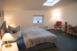 1 dormitorio con 1 cama, 2 sillas y ventana en Hotel Villa Elisabeth, en Ostseebad Sellin