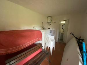 een slaapkamer met een bed en een tafel en stoelen bij Aku Aku in Punta del Este