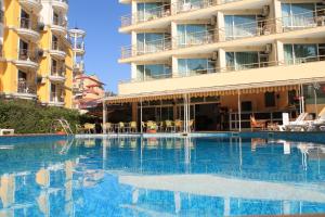 Bazén v ubytování Deva Hotel - All Inclusive nebo v jeho okolí