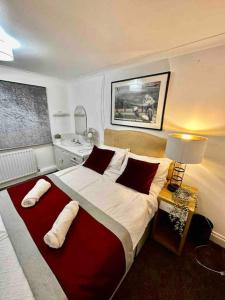 Säng eller sängar i ett rum på The Hamilton Gated 2Bedroom Annex Dartford