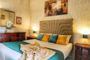 - une chambre avec un lit et une couverture dans l'établissement Garibaldi Apartment in Trastevere By YourHost, à Rome