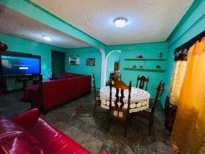 a living room with a couch and a table at Agradable casa de 4 habitaciones 2 baños cómodos in La Ceiba