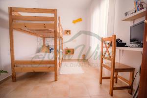 Bunk bed o mga bunk bed sa kuwarto sa La casa de John Wine , Bornos (Spain)
