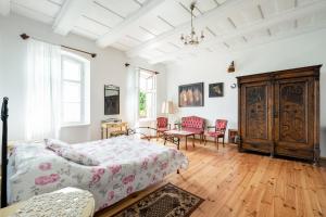 - une chambre avec un lit, une table et des chaises dans l'établissement Dworek Mazurski Ruś, à Ruś