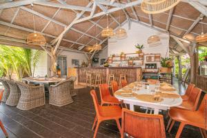 - une salle à manger avec une table et des chaises dans l'établissement Tropic Lagoon, au François