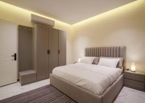 Postel nebo postele na pokoji v ubytování Elegant and luxurious apartment Al-Olaya