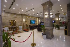 Soulmate Hotel Erbil في أربيل: لوبى مع متجر به الكثير من النباتات