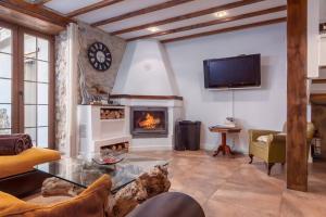 a living room with a fireplace and a tv at Casa vacacional Estudio 12 con encanto especial in Santander