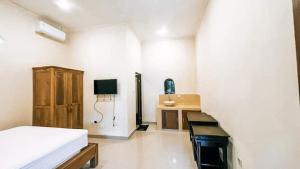 um quarto com uma cama, uma secretária e uma televisão em Private Villa 2 bedrooms with private pool em Ubud