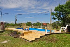 dos sillas sentadas en una rampa junto a una piscina en Aire de Campo en Gualeguaychú
