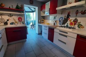 Kjøkken eller kjøkkenkrok på La maison bleue de Doudou - coeur de village