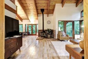salon z telewizorem z płaskim ekranem i kominkiem w obiekcie Picturesque Cabin Hot Tub w mieście Nevada City