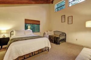 sypialnia z dużym łóżkiem i oknem w obiekcie Picturesque Cabin Hot Tub w mieście Nevada City