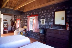 1 dormitorio con 1 cama y vestidor con espejo en Aldeia das Cagarras en Santo Amaro