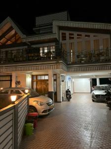 un garaje con dos coches aparcados en él en Samanbha Guest House, en Shillong