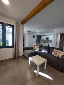 een woonkamer met een bank en een tafel bij CASA ANTONIO Pasillo al Mar 40A in Costa Teguise