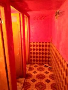 um quarto com uma parede rosa e uma escada em دارالضيافة git atlas em Megdaz