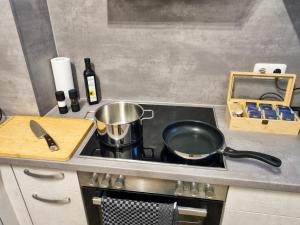 Kuchyň nebo kuchyňský kout v ubytování maremar - Design Maisonette Altstadt - 4 Pers - 57qm - Luxus Boxspringbett - Küche - Arbeitsplatz - privater Parkplatz