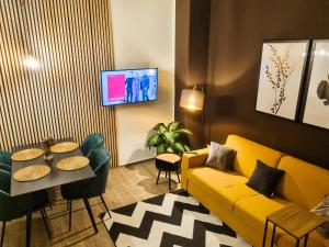 TV a/nebo společenská místnost v ubytování maremar - Design Maisonette Altstadt - 4 Pers - 57qm - Luxus Boxspringbett - Küche - Arbeitsplatz - privater Parkplatz