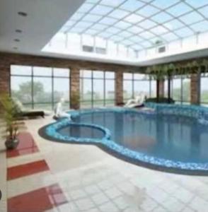 una gran piscina en un gran edificio en Airport Vista Getaway-4km from jomo Kenyatta International Airport, en Nairobi